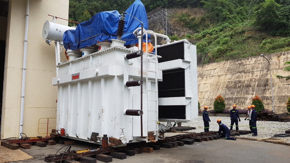 Công trình Thủy điện Đa Mi, Hàm Thuận. Kích kéo di chuyển MBA 125 tấn từ bệ chính vào nhà xưởng sửa chữa phục vụ bảo trì.