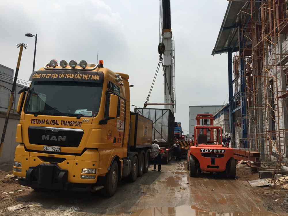 Dịch vụ trọn gói bao gồm bốc xếp, vận chuyển và lắp đặt cho thiết bị, vật tư Nhà máy Cơ khí Chính xác AMURA thuộc Tổng Công ty Công Nghiệp Sài Gòn.