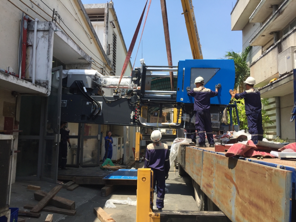 Dịch vụ trọn gói bao gồm bốc xếp, vận chuyển và lắp đặt cho thiết bị, vật tư Nhà máy Cơ khí Chính xác AMURA thuộc Tổng Công ty Công Nghiệp Sài Gòn.