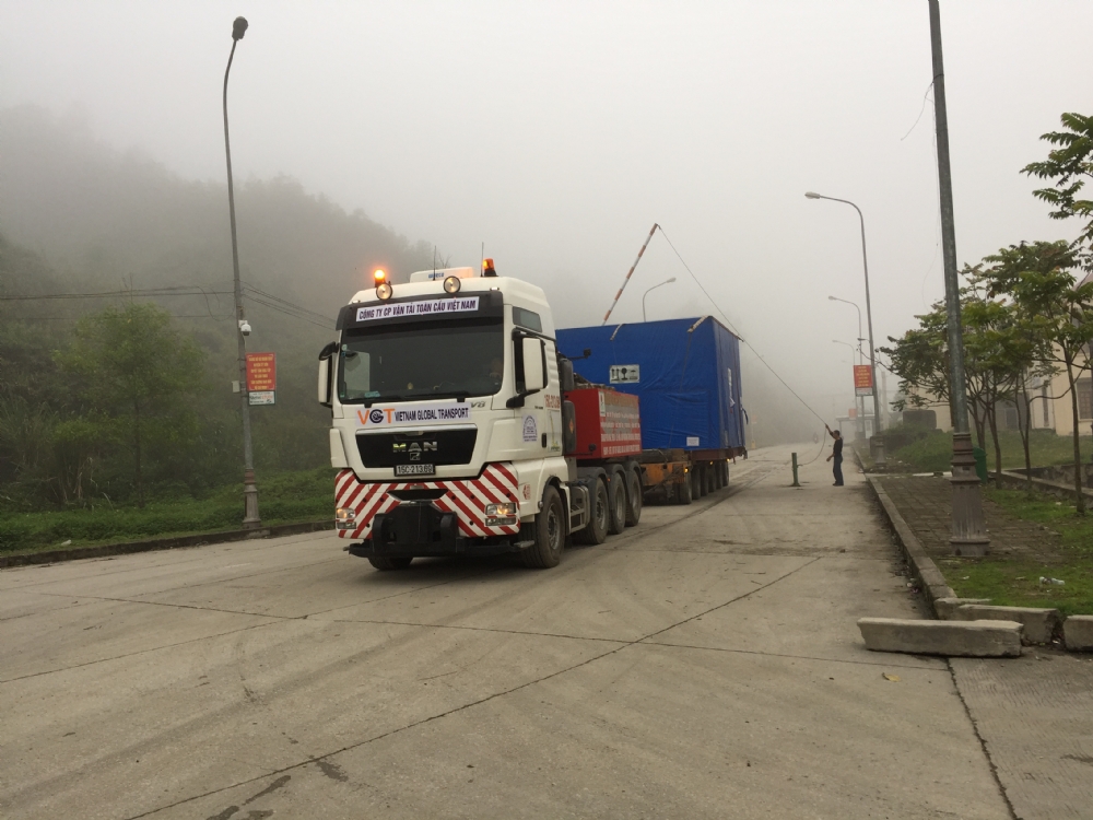 Vận chuyển thiết bị từ cảng Hải Phòng về bàn giao tại công trường Nhà máy Thủy Điện Nậm Nuen, Lào.