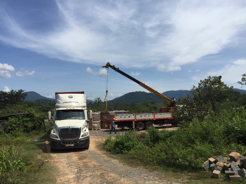 Vận chuyển và bàn giao lô hàng đầu tiên thuộc dự án Nhà máy Điện Mặt trời Đa Mi (Tháng 10/2018).