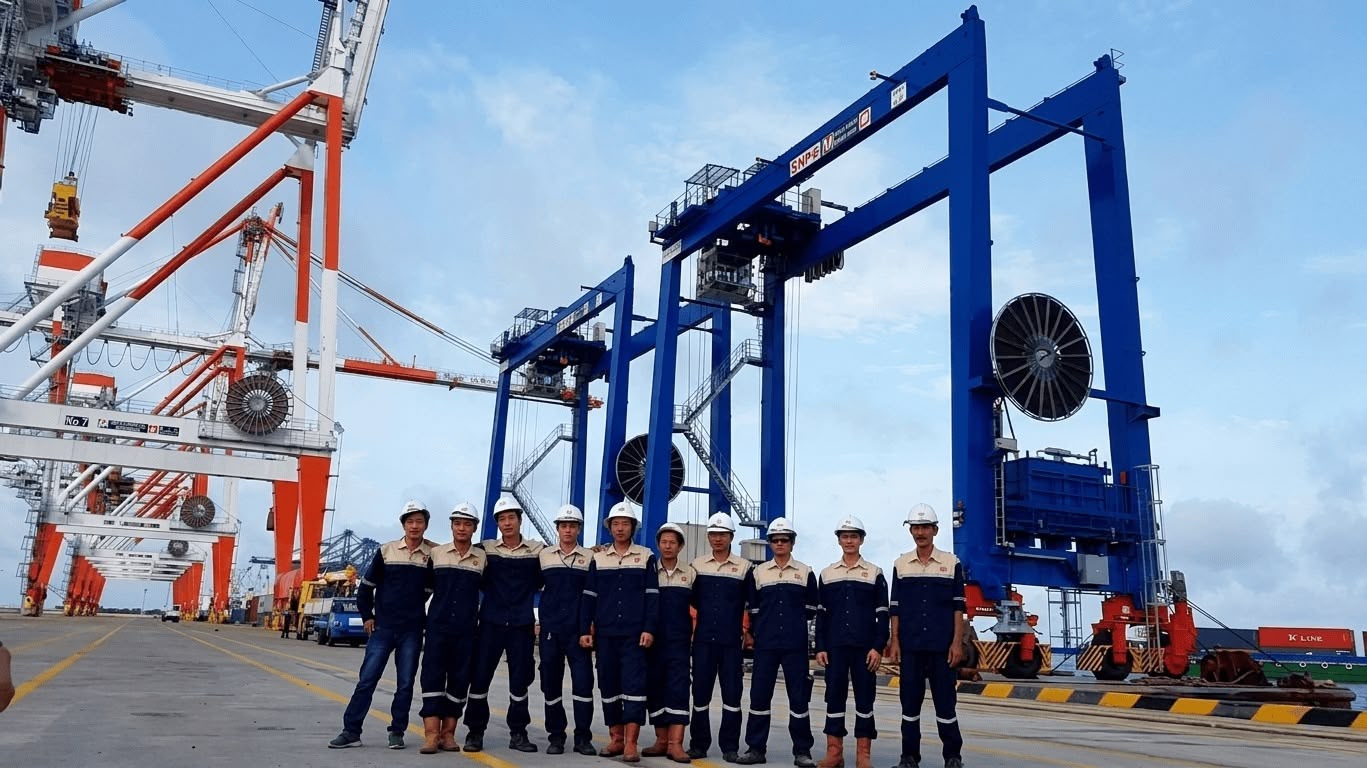 Vận chuyển di dời 02 cần cẩu giàn container RTG (Mitsui) từ cảng Quốc tế nước sâu Tân Cảng Cái Mép Thị Vãi, BRVT về Tân Cảng Cát Lái, Quận 2, Tp HCM. - VGT - Giải pháp vận tải và logistics toàn diện cho doanh nghiệp Gemini Generated Image nvkspunvkspunvks 1 - VGT - Giải pháp vận tải và logistics toàn diện cho doanh nghiệp