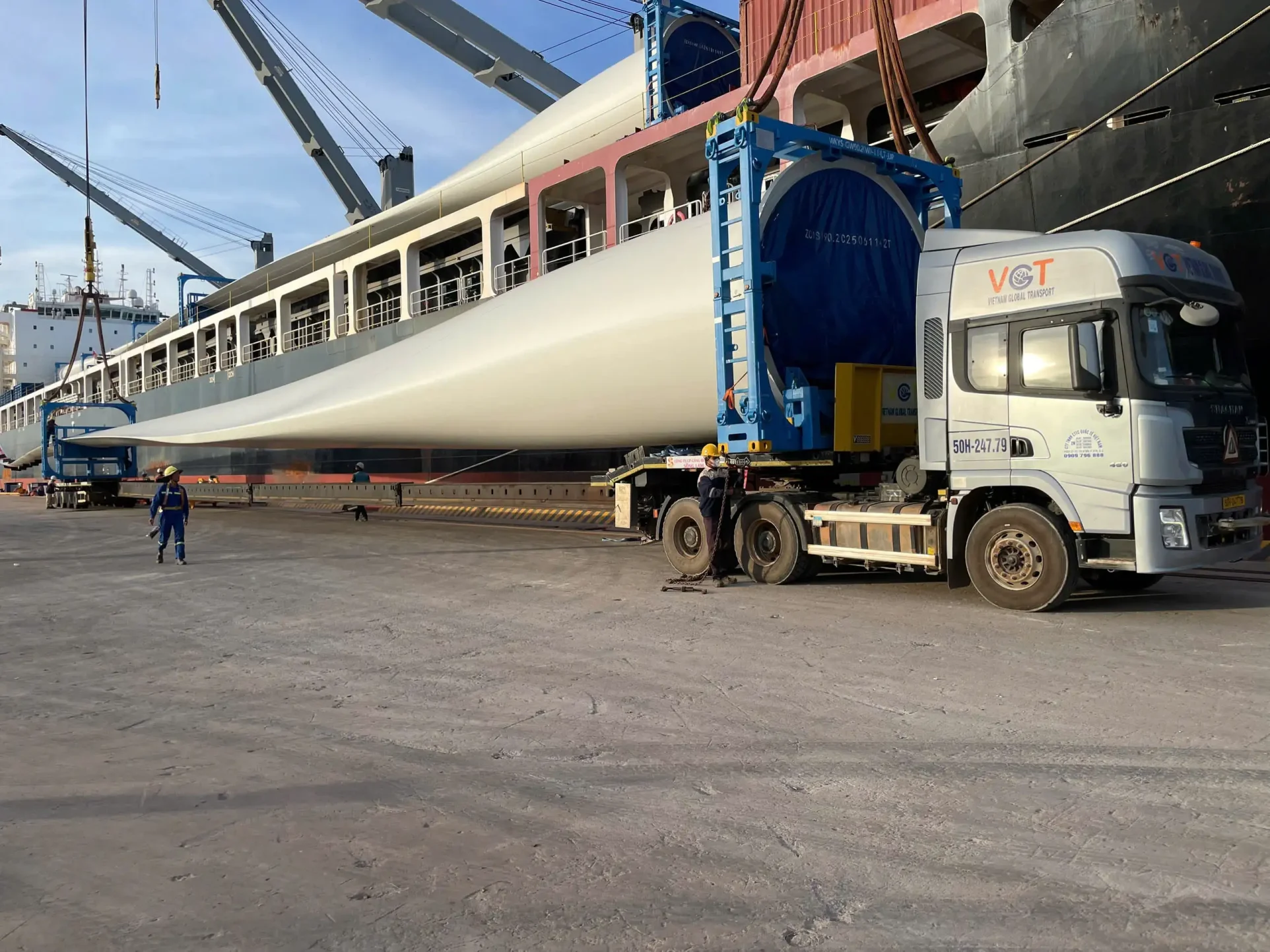 VGT chinh phục đỉnh Trường Sơn: đưa trụ điện gió 115 tấn vượt  biên giới Việt Lào - 3